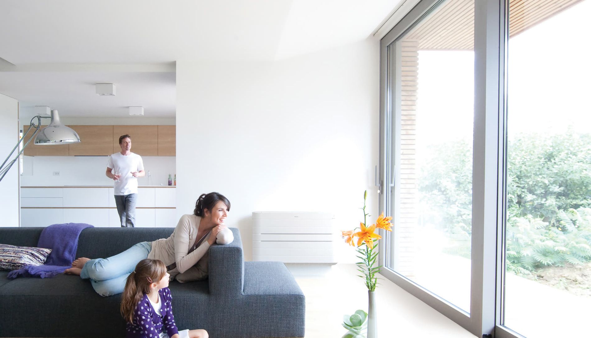 Familie in heller Wohnung